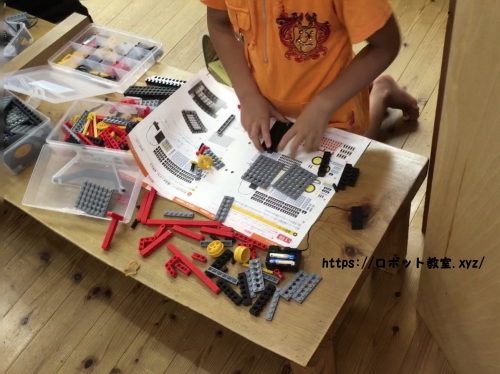 机に教材ブロックを並べる小学生。ヒューマンアカデミーロボット教室体験ブログ